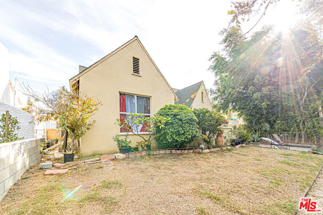 1618 S Burnside Avenue, Los Angeles CA: https://media.crmls.org/mediaz/fdeb904b-91f1-49db-b0e0-ea5cd1b825e7.jpg