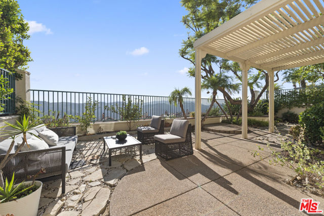 16724 Calle Arbolada, Pacific Palisades CA: https://media.crmls.org/mediaz/fdeb9989-4fb8-4c7e-a32f-7192eb47554c.jpg