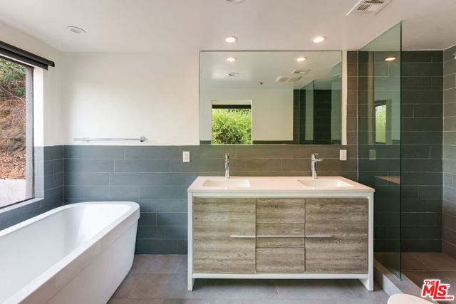 2929 Passmore Drive, Los Angeles CA: https://media.crmls.org/mediaz/fdec0020-e5c7-4654-b4db-e8ce34daded6.jpg