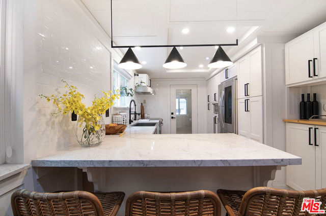565 N Arden Boulevard, Los Angeles CA: https://media.crmls.org/mediaz/fdecdd45-798c-401f-98bc-529cfb7e3cf7.jpg