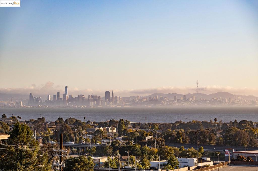 https://media.crmls.org/mediaz/fdecdfef-ff95-4d24-b84f-21570e955a3a.jpg?preset=X-Large
