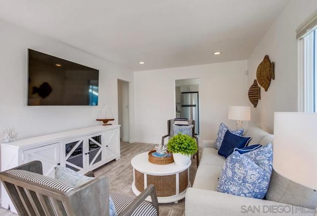3286 88 Bayside Walk, San Diego CA: https://media.crmls.org/mediaz/fdecf946-ffe1-46fc-afab-56b33e2ee28e.jpg