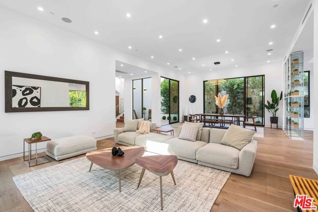 832 N Sierra Bonita Avenue, Los Angeles CA: https://media.crmls.org/mediaz/fdef4391-c50b-4d9c-8123-ec9cae07180b.jpg