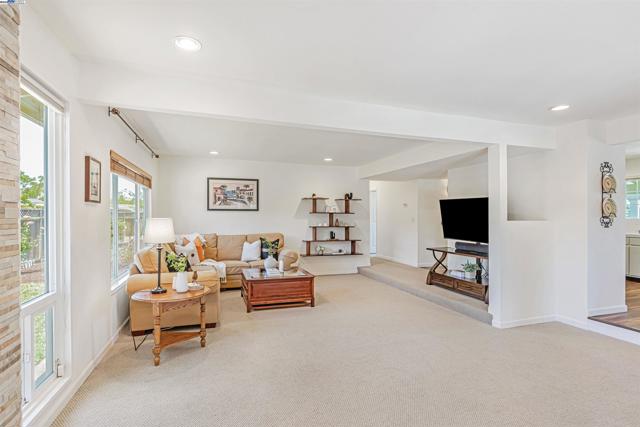 3335 Cornish Ct, Fremont CA: https://media.crmls.org/mediaz/fdf083b1-2893-4b75-a310-f2dc101c93ce.jpg