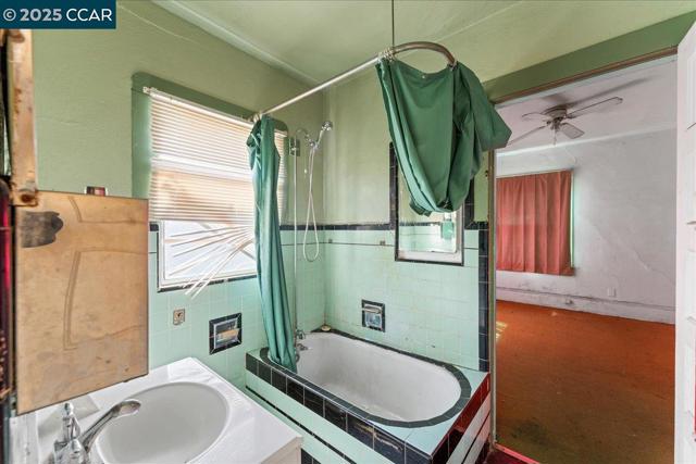 1229 55Th St, Emeryville CA: https://media.crmls.org/mediaz/fdf0e5de-a3d7-4764-b9b6-263eba11f042.jpg