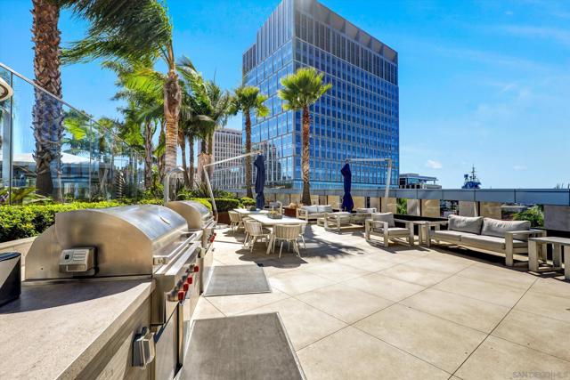 888 W E St, San Diego CA: https://media.crmls.org/mediaz/fdf1e343-9d38-4709-9546-379a39c67cd3.jpg