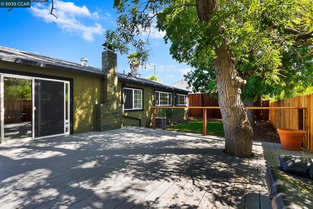2425 Jerilynn Dr, Concord CA: https://media.crmls.org/mediaz/fdf20031-848e-4b28-980d-b44a0e39a213.jpg