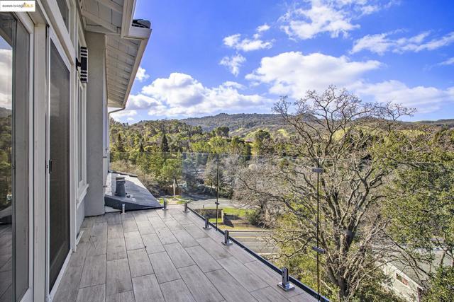 130 Arbor View Ln, Lafayette CA: https://media.crmls.org/mediaz/fdf31066-161f-448a-9d2d-fac426bd21f6.jpg