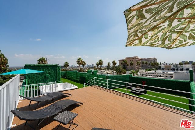 137 N Doheny Drive, West Hollywood CA: https://media.crmls.org/mediaz/fdf31940-5cb3-49b6-908f-9c70549fd65a.jpg