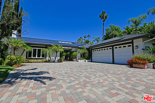 18141 Green Meadow Drive, Encino CA: https://media.crmls.org/mediaz/fdf3420c-82a4-4b8c-a4da-2b0644f15707.jpg