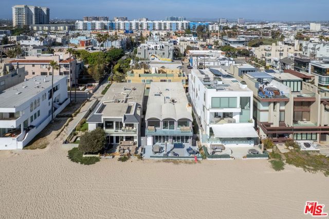 3806 Ocean Front Walk, Marina del Rey CA: https://media.crmls.org/mediaz/fdf3529c-2c1f-4f6c-8c12-e90d2a2d0962.jpg
