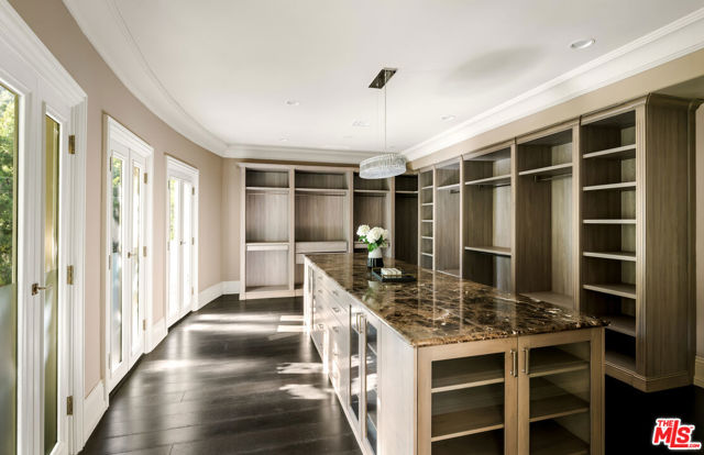 1350 Benedict Canyon Drive, Beverly Hills CA: https://media.crmls.org/mediaz/fdf5971a-9817-4adb-9dde-399dd420dcc8.jpg