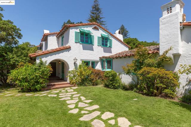 6801 Estates Dr, Oakland CA: https://media.crmls.org/mediaz/fdf59fbf-c317-46fc-820e-de0ce300fdc8.jpg