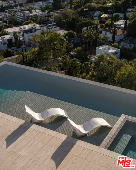 1305 Collingwood Place, Los Angeles CA: https://media.crmls.org/mediaz/fdf6007e-6e96-41b9-b892-d3539f16b6f6.jpg