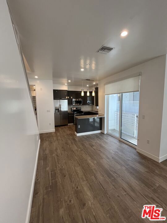 14822 Magnolia Boulevard, Sherman Oaks CA: https://media.crmls.org/mediaz/fdf631c1-7ca8-4b59-957d-574bb9423bff.jpg