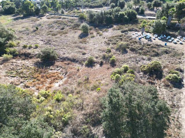 25111 N Centre City Pkwy, Escondido CA: https://media.crmls.org/mediaz/fdf66a12-2fd4-4211-9975-8fa2a72f76d7.jpg
