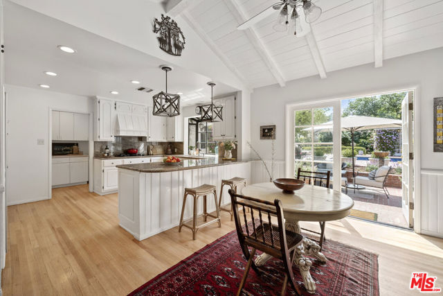 5132 Quakertown Avenue, Woodland Hills CA: https://media.crmls.org/mediaz/fdfa4ae8-0a2a-4000-8f30-b9089e0e82cb.jpg