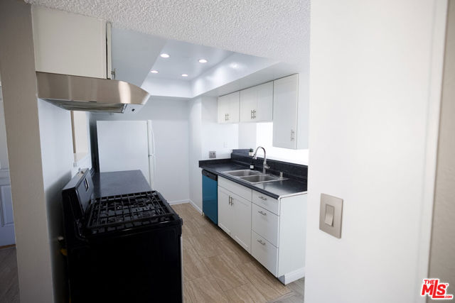 1013 Allen Avenue, Glendale CA: https://media.crmls.org/mediaz/fdfb9e0e-42a7-4481-99d8-d7a348836f2d.jpg