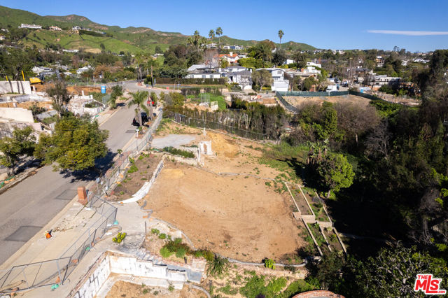 844 Las Lomas Avenue, Pacific Palisades CA: https://media.crmls.org/mediaz/fdfc8463-3558-4f6a-9976-de4732728855.jpg