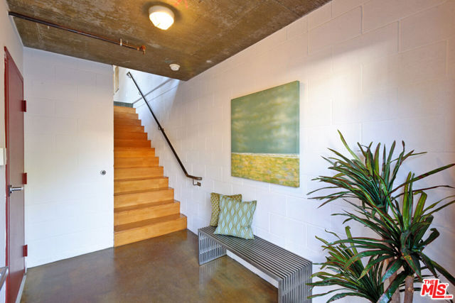 1113 Electric Avenue, Venice CA: https://media.crmls.org/mediaz/fdfd9972-5989-4387-95bd-52a976040907.jpg