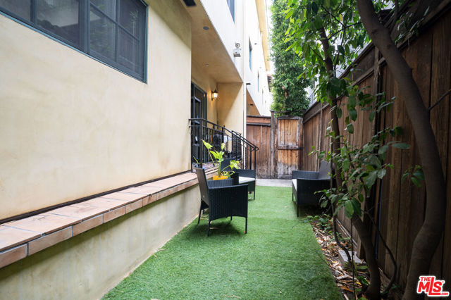 1331 N Sycamore Avenue, Los Angeles CA: https://media.crmls.org/mediaz/fdfef322-c3b9-4371-86ea-c13bb5300d2c.jpg