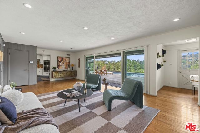 4650 Canoga Avenue, Woodland Hills CA: https://media.crmls.org/mediaz/fdff498d-edcd-4586-8bbe-c09b9aa32f91.jpg