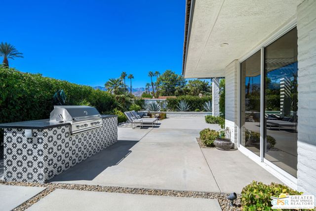 30 Mayfair Drive, Rancho Mirage CA: https://media.crmls.org/mediaz/fdff891d-9be5-4cd3-82a4-a68bdd4d594e.jpg