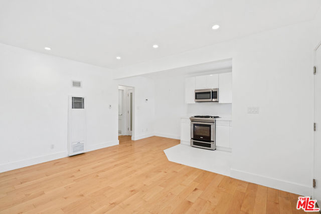 119 Paloma Avenue, Venice CA: https://media.crmls.org/mediaz/fdff909c-efde-4040-a919-6306b9e87eec.jpg