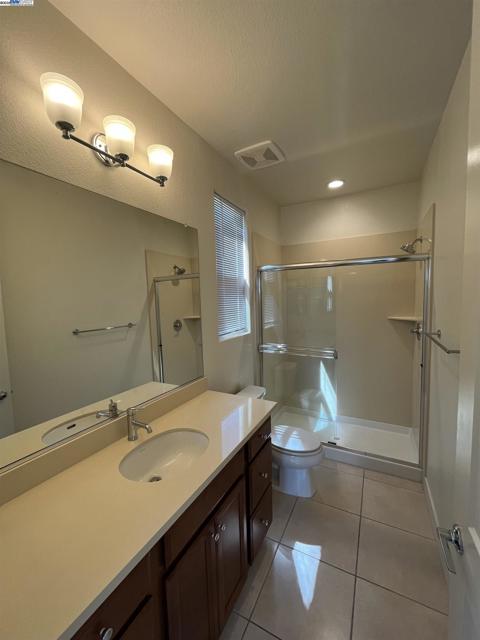 17659 Whisper Ln, Castro Valley CA: https://media.crmls.org/mediaz/fe005f84-c9e9-4ba8-a3ca-9e2080604ca4.jpg