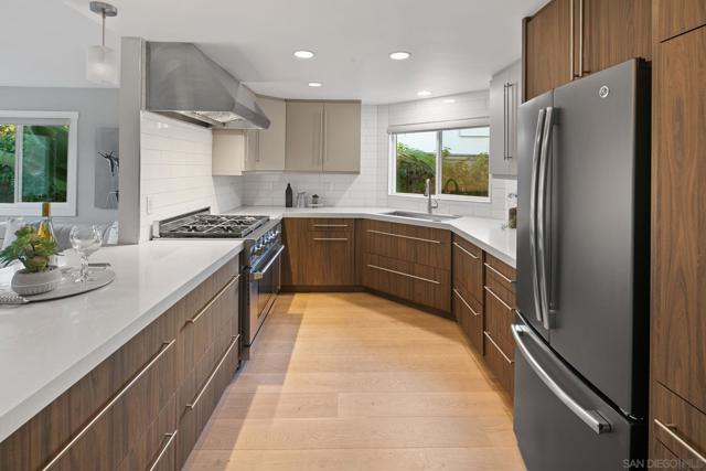 3356 Corte Tiburon, Carlsbad CA: https://media.crmls.org/mediaz/fe011cda-d4f3-4593-be74-7064e20230b5.jpg