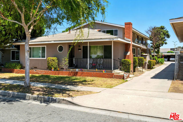 12134 Grevillea Avenue, Hawthorne CA: https://media.crmls.org/mediaz/fe0207d9-9d71-40b4-aac2-913ab0e76b73.jpg