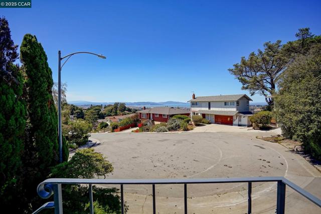 6324 Bonita Ct, Richmond CA: https://media.crmls.org/mediaz/fe02b4e8-61fd-4592-90e9-d437b6467f91.jpg