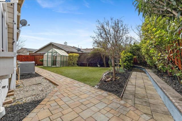 297 Ludlow Pl, San Ramon CA: https://media.crmls.org/mediaz/fe02fa38-99dc-4fa1-97ff-dcd6a2c12a6e.jpg