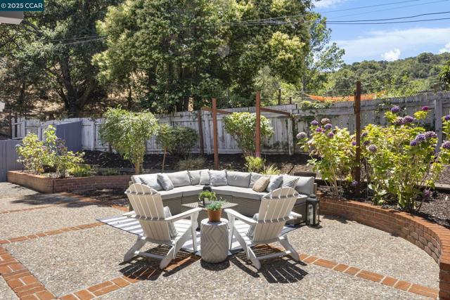 3475 Springhill Rd, Lafayette CA: https://media.crmls.org/mediaz/fe02fc1d-df80-475e-bf6a-2f86b2e57ebf.jpg