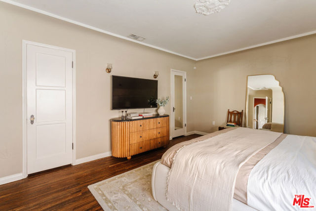 3975 Sutro Avenue, Los Angeles CA: https://media.crmls.org/mediaz/fe03e6d7-24bd-40a5-9a46-b31f7bcefc51.jpg