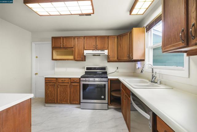 2656 Garden Ave, Concord CA: https://media.crmls.org/mediaz/fe04c99d-1531-4d83-8364-074e0c139cba.jpg