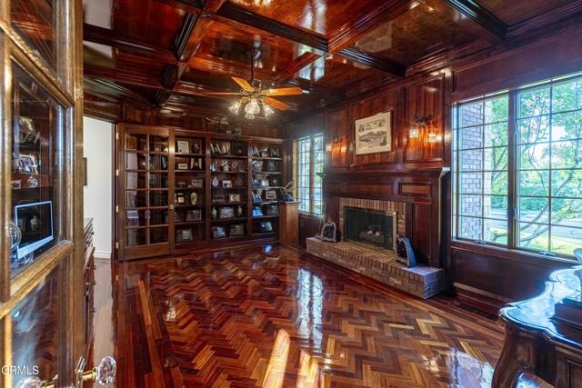 2300 Weybridge Drive, Bakersfield CA: https://media.crmls.org/mediaz/fe0527c4-066f-4629-81a0-64a3e7b28f3a.jpg
