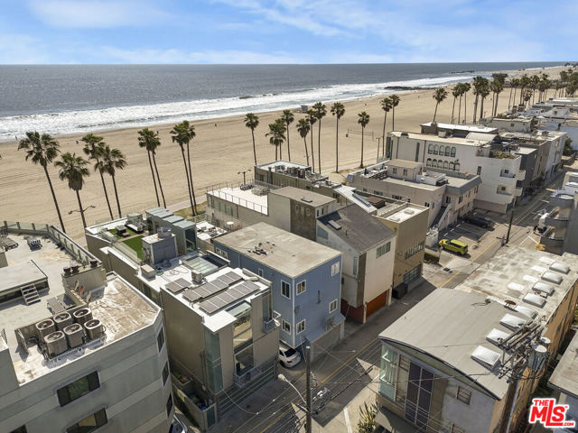 2911 Ocean Front Walk, Venice CA: https://media.crmls.org/mediaz/fe052ebd-8aa3-4bab-80ff-7a386a7af9b3.jpg