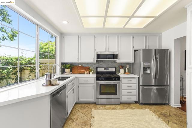 2714 Beach head way, Richmond CA: https://media.crmls.org/mediaz/fe059de9-b033-479c-af04-282a58ead11c.jpg