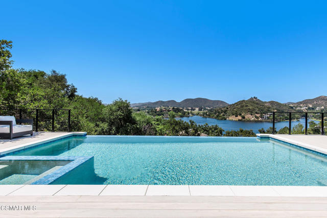 118 Giles Road, Lake Sherwood CA: https://media.crmls.org/mediaz/fe05afb8-4143-4bee-b8b7-ed82738dd69f.jpg