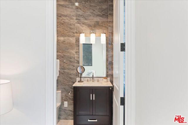 4351 Vanalden Avenue, Tarzana CA: https://media.crmls.org/mediaz/fe06ddeb-ba45-4c91-b5a5-08f0ac26f3ae.jpg