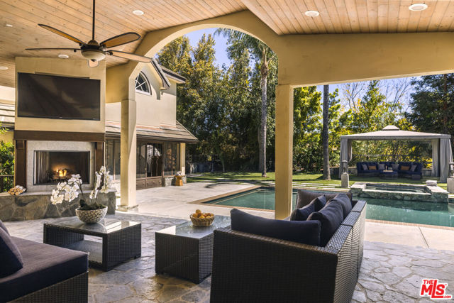 25163 Jim Bridger Road, Hidden Hills CA: https://media.crmls.org/mediaz/fe07a8c1-a35b-45ce-81ca-39dbdde2f0f0.jpg