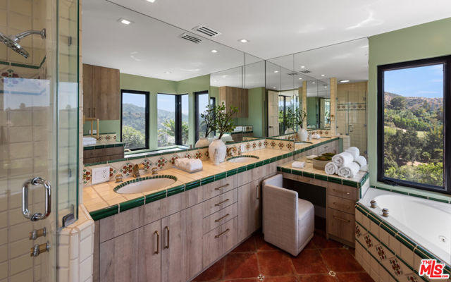 9714 Oak Pass Road, Beverly Hills CA: https://media.crmls.org/mediaz/fe0b49ee-ee41-4add-9e9f-063be0114e22.jpg