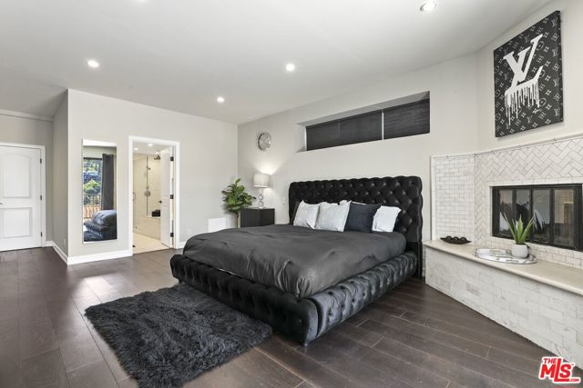 5940 Manola Way, Los Angeles CA: https://media.crmls.org/mediaz/fe0c0968-82d4-4746-9b01-be22cf9f4bf9.jpg