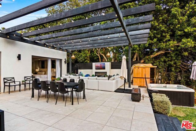 27120 Sea Vista Drive, Malibu CA: https://media.crmls.org/mediaz/fe0c2dfe-3105-47fa-9df1-99f0fc95efdd.jpg