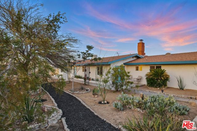 6391 Ruth Drive, Yucca Valley CA: https://media.crmls.org/mediaz/fe0c940b-bbf5-4a2c-b2bf-ffb9a15cc60d.jpg