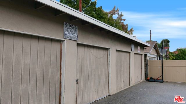 1105 W Clark Avenue, Burbank CA: https://media.crmls.org/mediaz/fe0ccd34-42db-4889-bad1-d4c9e06ef9f9.jpg