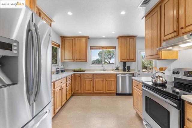 5665 Victoria LN, Livermore CA: https://media.crmls.org/mediaz/fe0db285-7f1e-4795-9334-398f9dc3df98.jpg