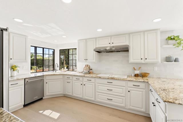 1240 Ladera Linda, Del Mar CA: https://media.crmls.org/mediaz/fe0e919f-ca51-4ae5-9185-77486acb12f2.jpg