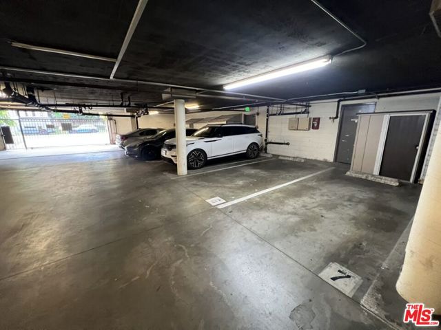 950 N Kings Road, West Hollywood CA: https://media.crmls.org/mediaz/fe0f27c1-c754-4787-bf91-8fc7073b8604.jpg